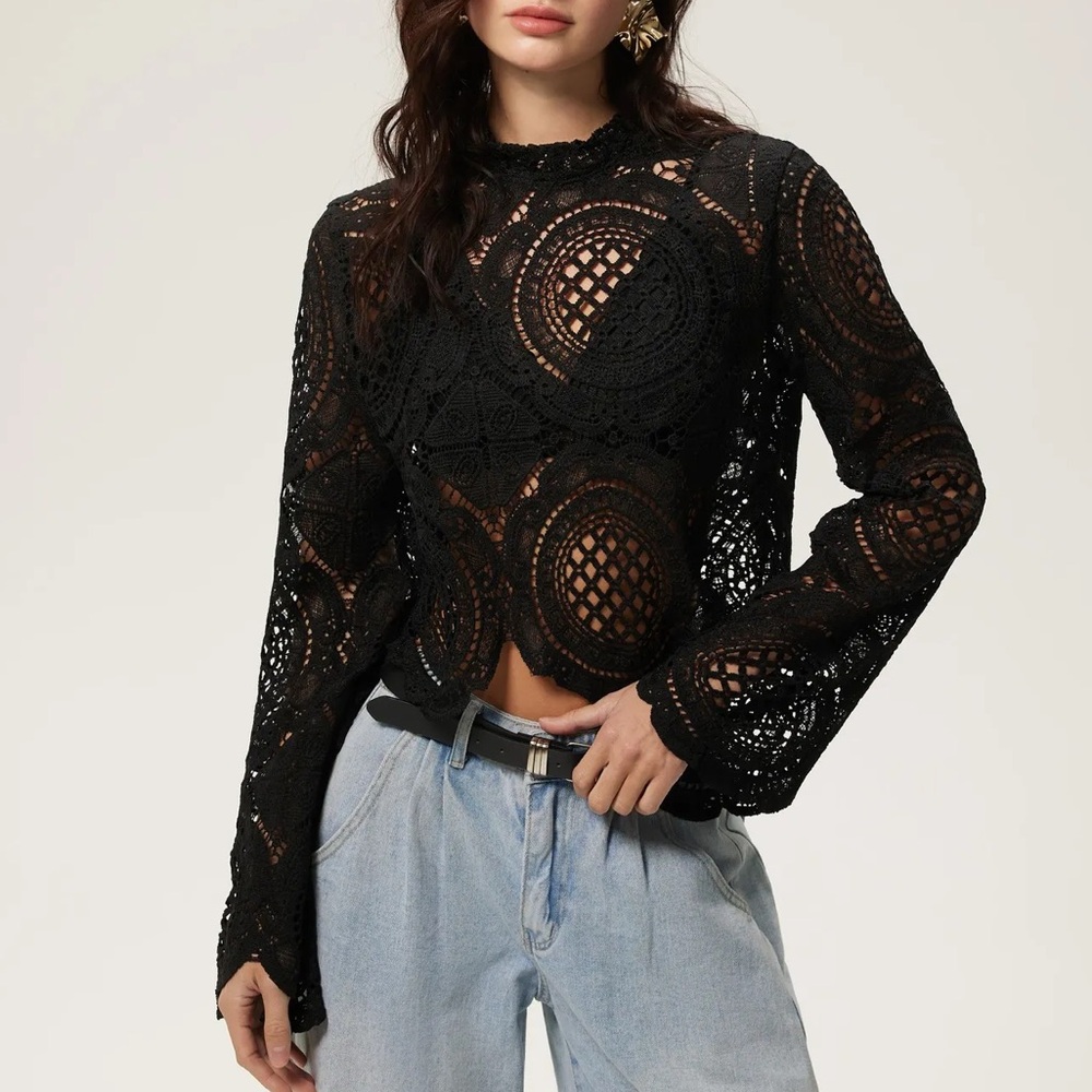 black lace top🖤